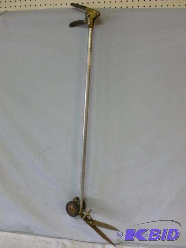 lot 29 image: Vintage Craftsman roller wheel hand weed trim...