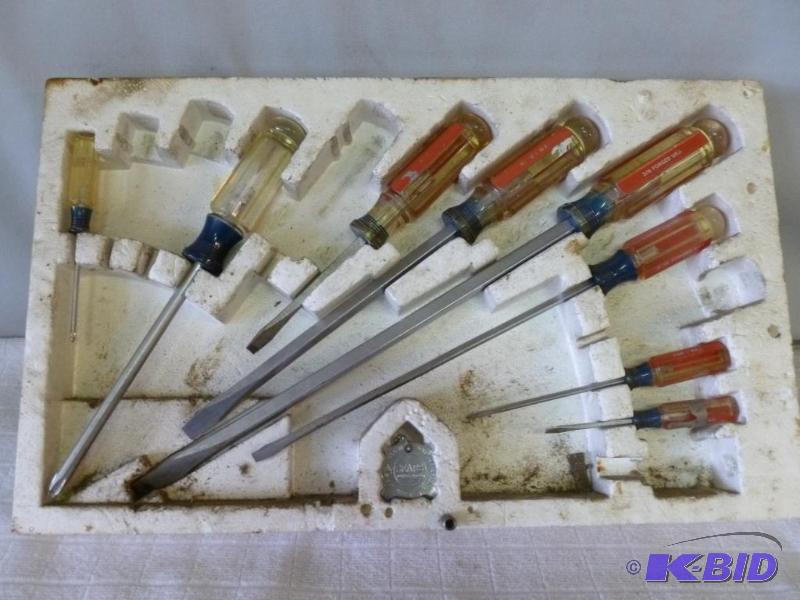 lot 32 image: Craftsman 8 piece screwdriver set. ...