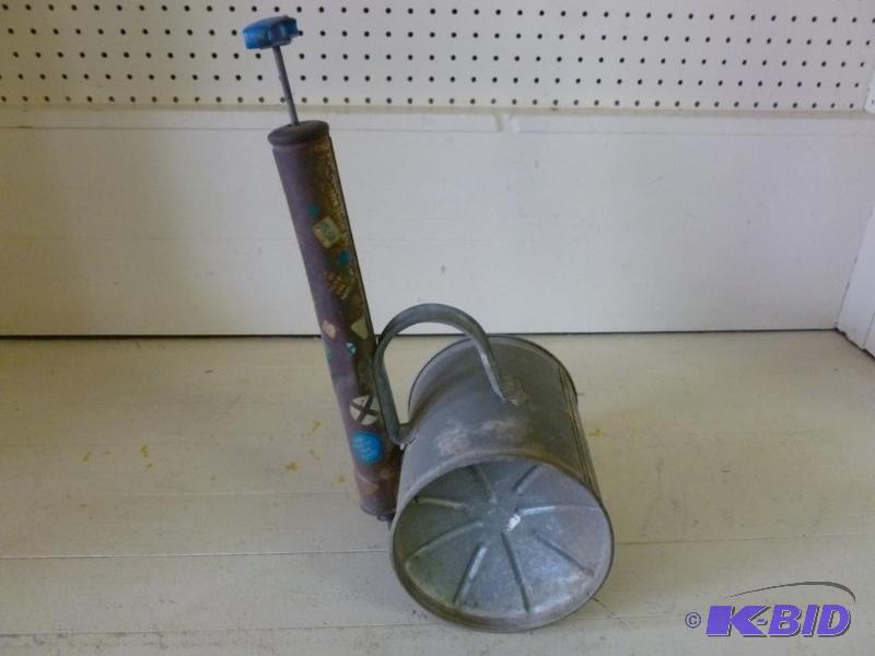 lot 45 image: Large Vintage Hudson Cardinal galvanized stee...