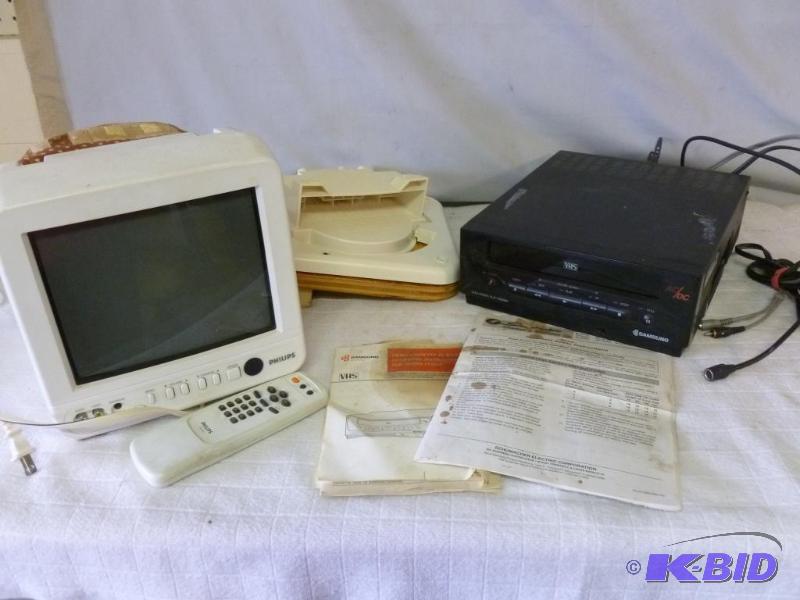 lot 73 image: Samsung acdc vhs player, comes with a Philip...
