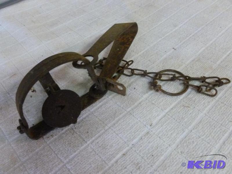 lot 83 image: Vintage Victor leg trap. ...