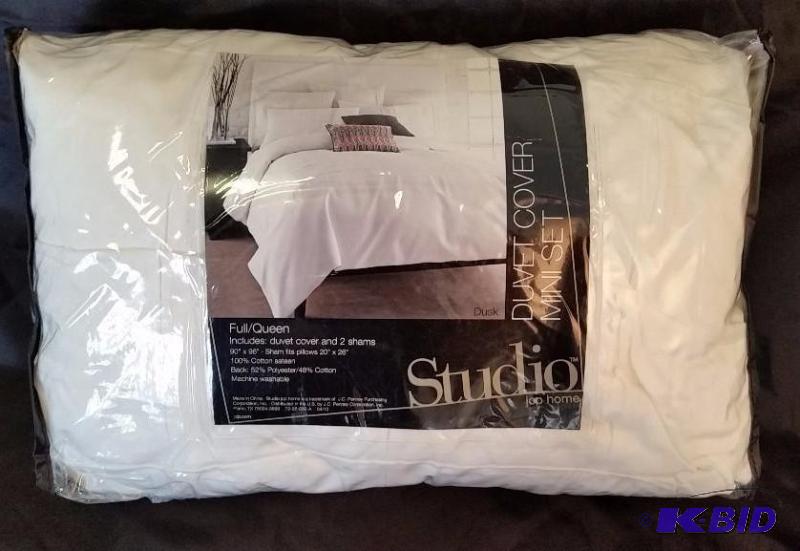 Studio.  New in Package. White FullQueen Duvet Set.  Overstock Item
