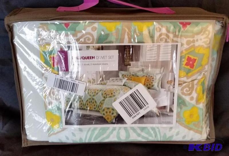 Ideology.  New in Package. Multi-Color FullQueen Duvet Set.  Overstock Item