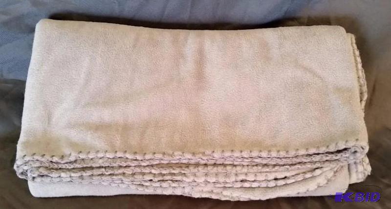 Out of Package.  Gray Customer Return.  No Issues. Fleece Throw.