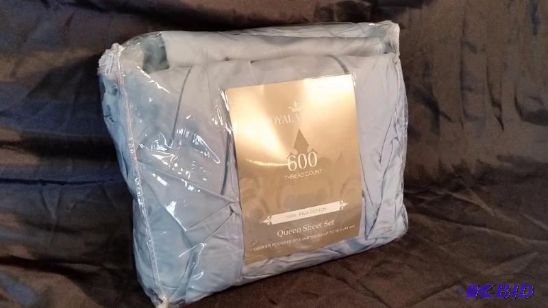 Royal Velvet Powder Blue  600 Thread Count Queen New in Package Sheet Set