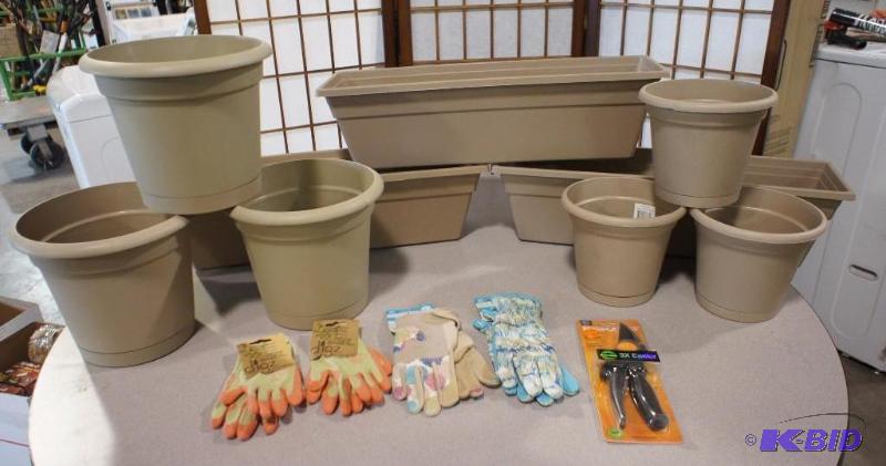 New - Lot of (9) assorted planting pots - (4)...