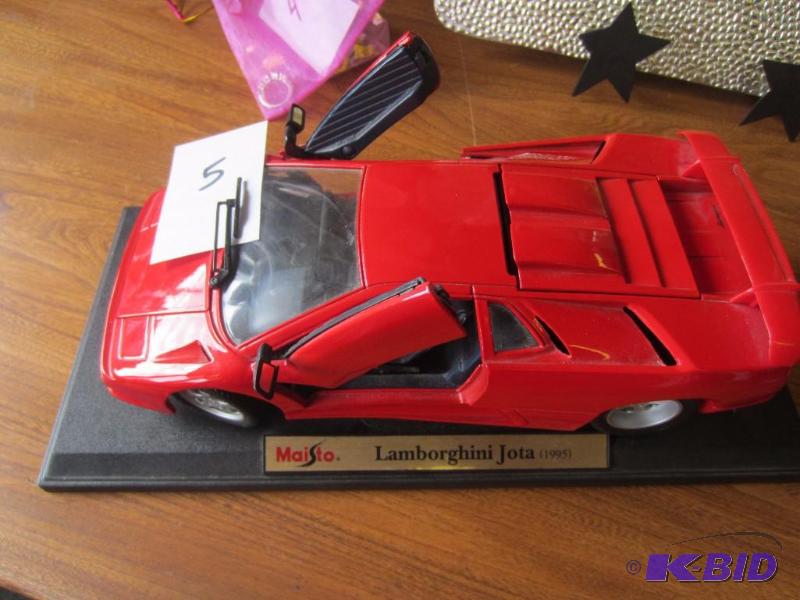 lot 5 image: LAMBORGHINI MODEL CAR