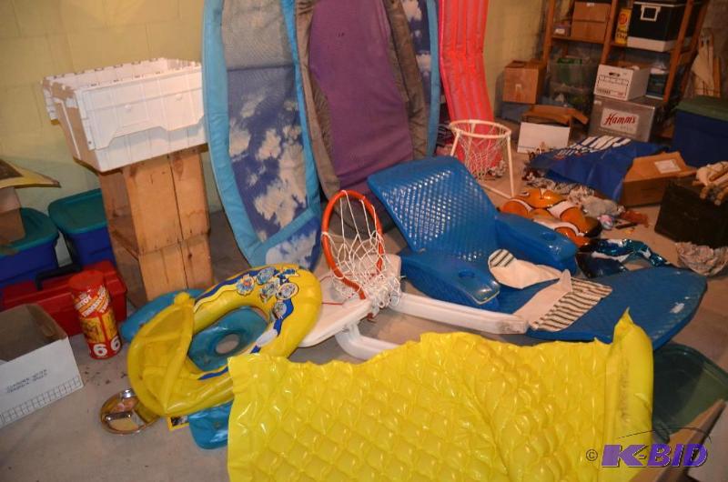 lot 123 image: Pool toys - Inflatable rafts, inflatable ring...