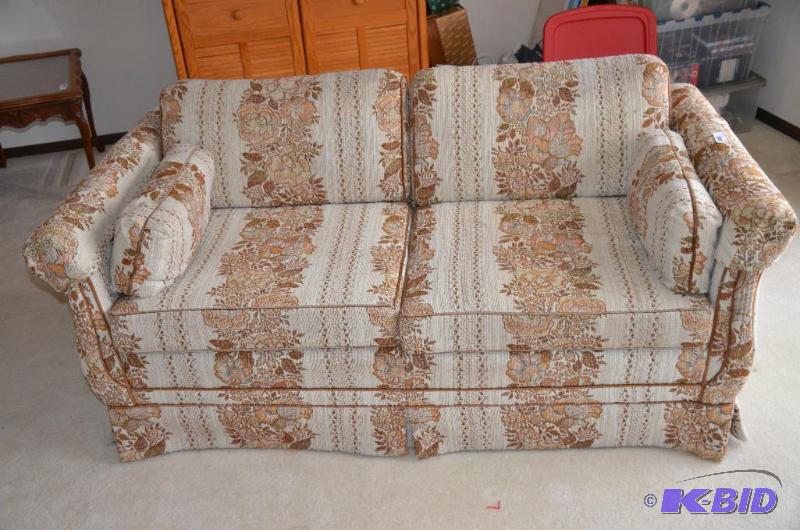 lot 162 image: Highland House retro sofa 72"...