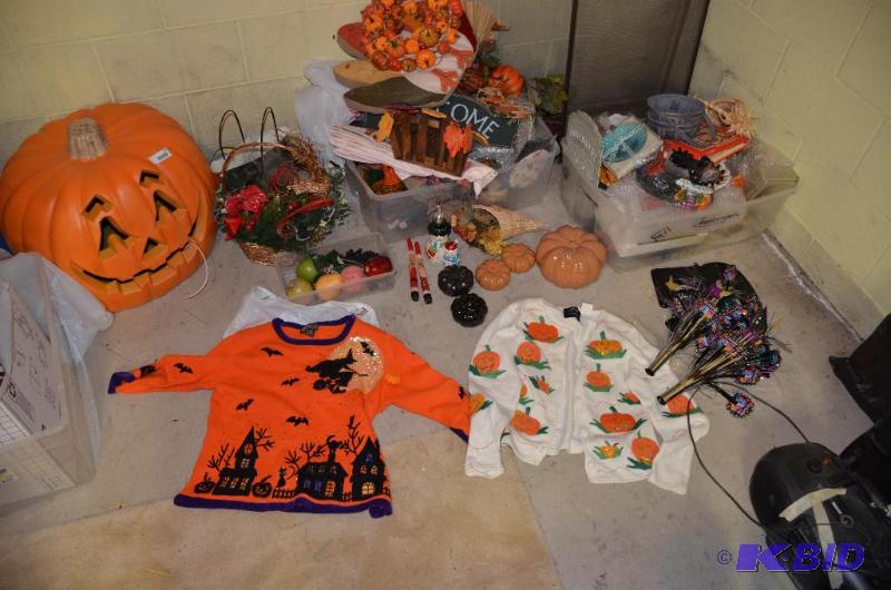 lot 170 image: Halloween  Thanksgiving decor, 2 Michael Sim...