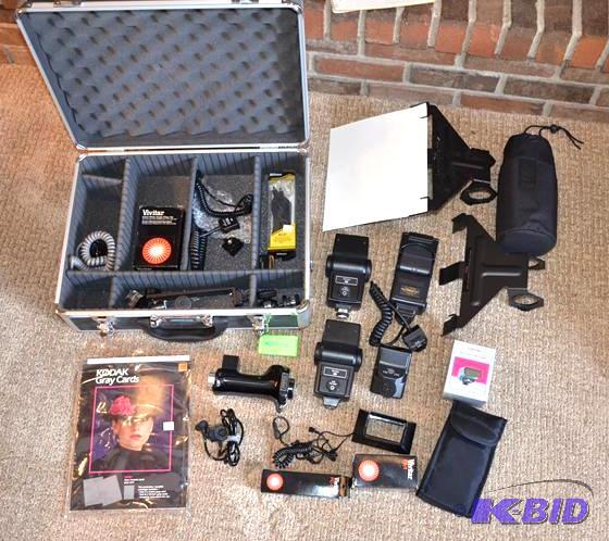 lot 19 image: Camera flash gear - Nikon SC-17, Vivitar 283,...