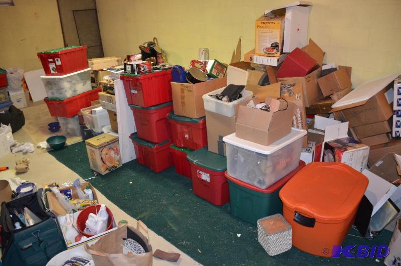 lot 246 image: Approx 20 boxes of Christmas items and housew...