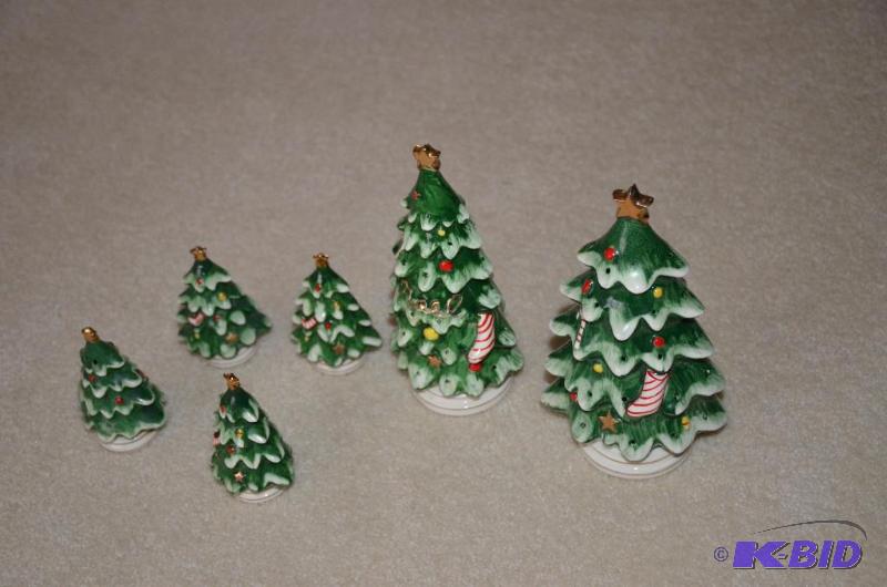 lot 253 image: Lefton collectible Christmas Trees #05496,05...