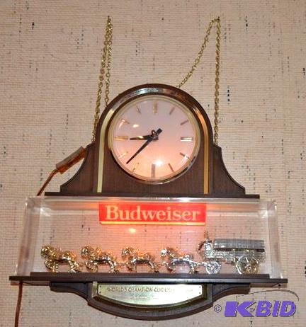 lot 6 image: Vintage Budweiser Clydesdale Lighted Clock&nb...