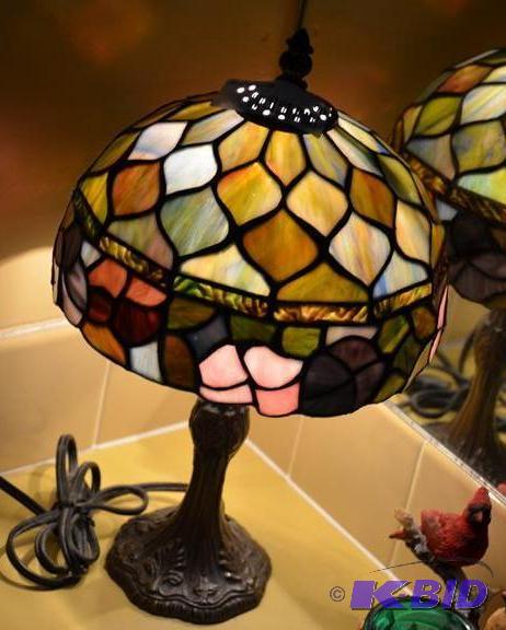 lot 90 image: Stain glass table lamp Beautiful - 14" t...