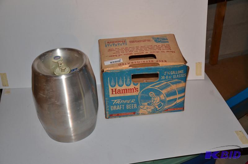 lot 98 image: Vintage Hamms Beer keg 2.25 gallons in origi...