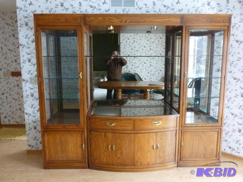 lot 1 image: Beautiful Large Thomasville Three Piece Solid...