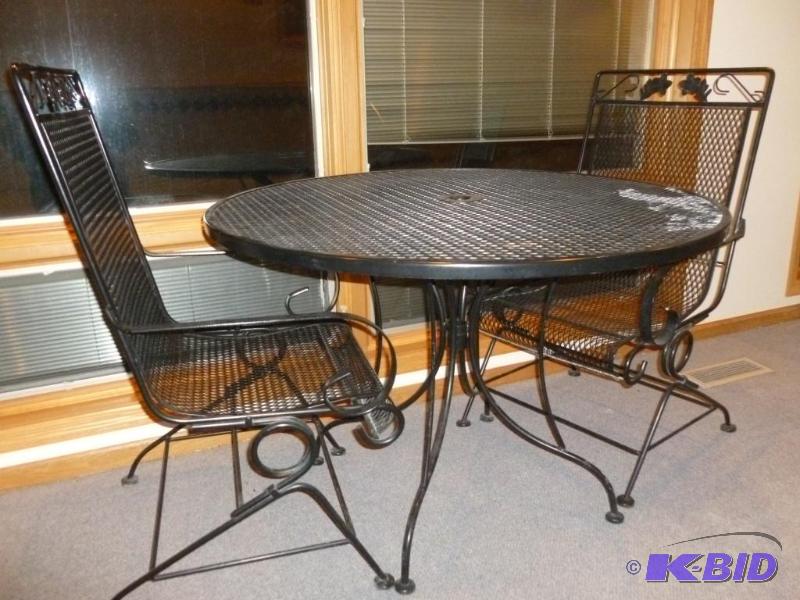 lot 17 image: Nice three piece metal patio set that include...