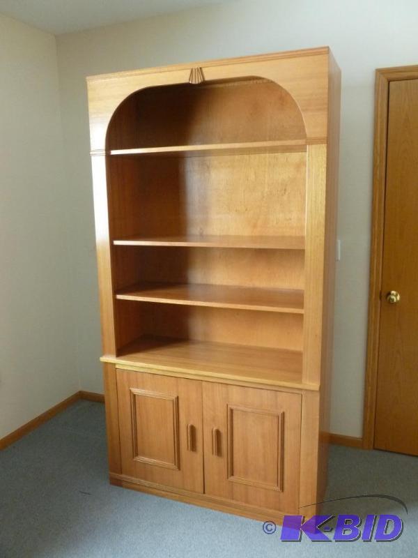 lot 22 image: Beautiful Large Custom Made Mahogany Shelf Ca...