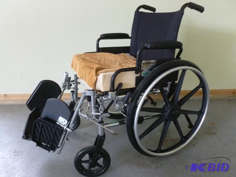 lot 58 image: Guardian 4000 manual wheelchair, used very li...