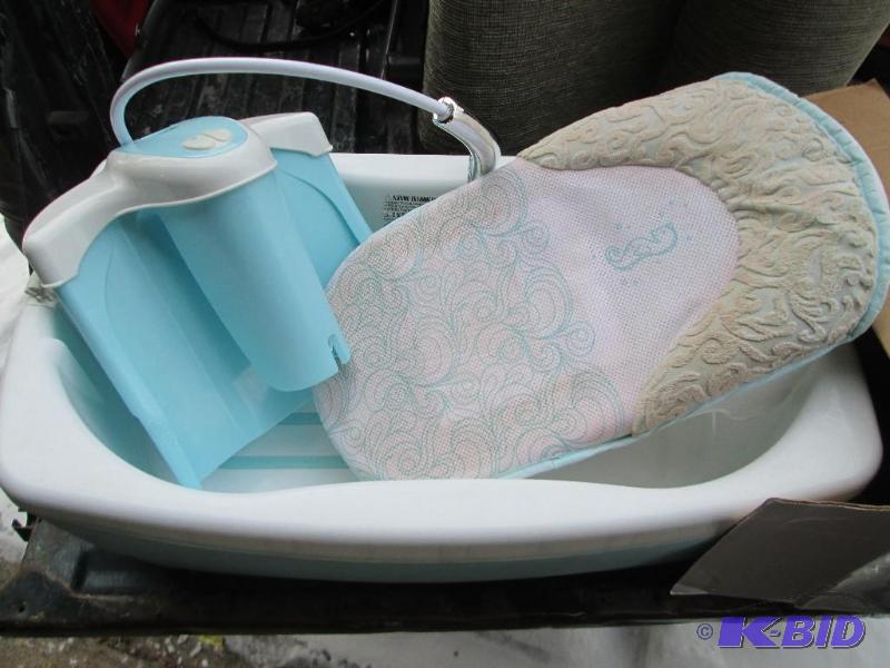 lot 189 image: Used Summer Lil Luxuries whirlpool, bubbling ...