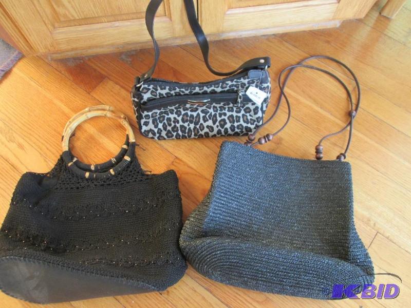 lot 33 image: Lot of 3 brand new purses...