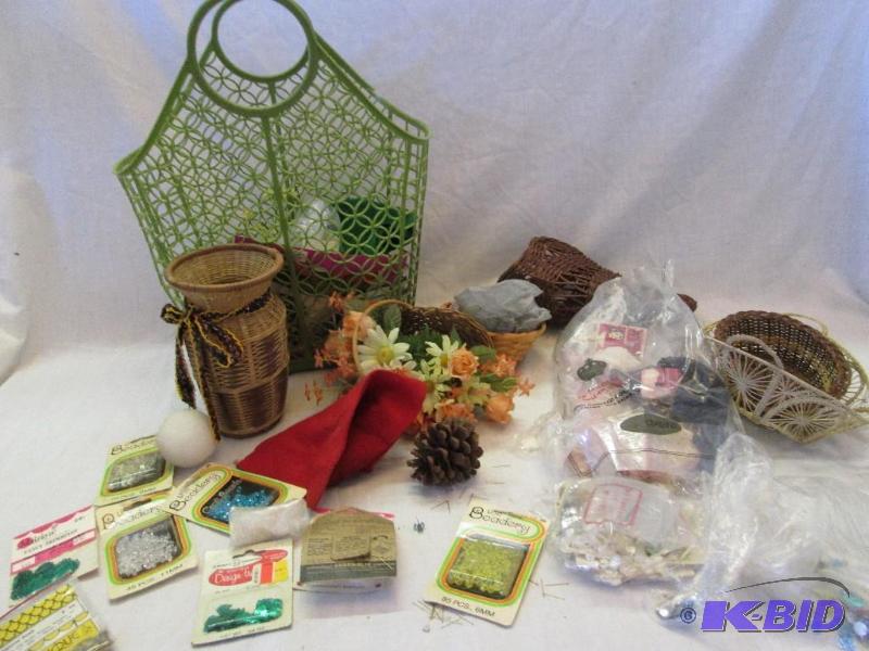 lot 41 image: mixed lot of vintage floral dcor and baskets...