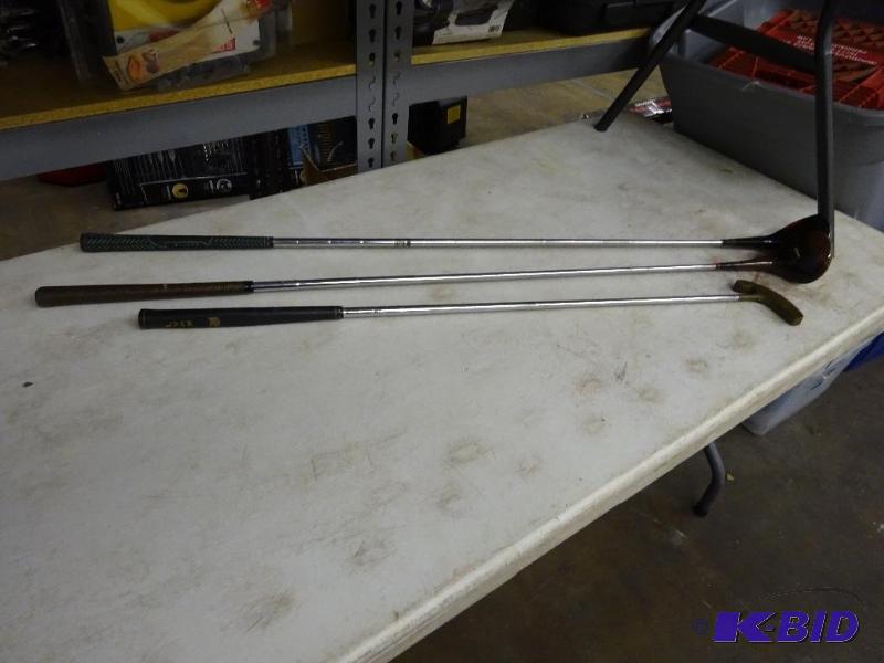 Put, 2 golf clubs