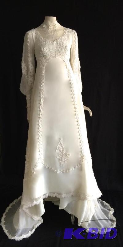 Vintage Wedding Dress, Beautiful lace graces this WW2 classic dress