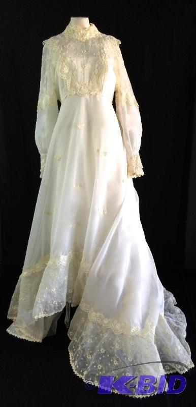 Vintage late 1960s early 1970s Wedding Dress, Beautiful lace graces this classic dress