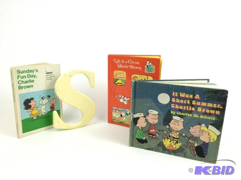lot 16 image: Rare Vintage Charlie Brown Book Lot with wooden S