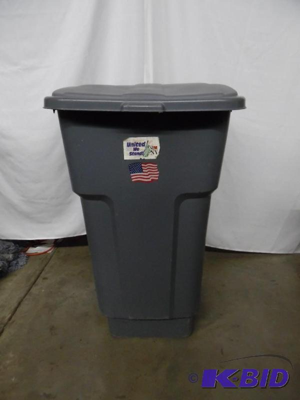 Rubbermaid 50 Gallon Rollaway Garbage Can