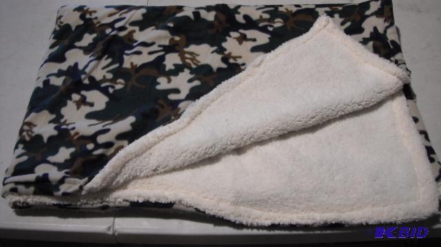 lot 143 image: Fleece Camo Blanket - Looks New...
