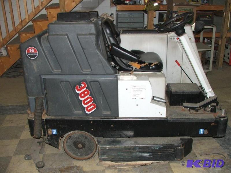 Advance 3800 Ride On Floor Scrubber