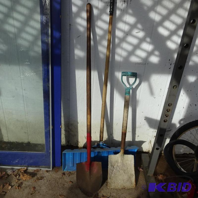 Snow shovel. Spade and square shovel....