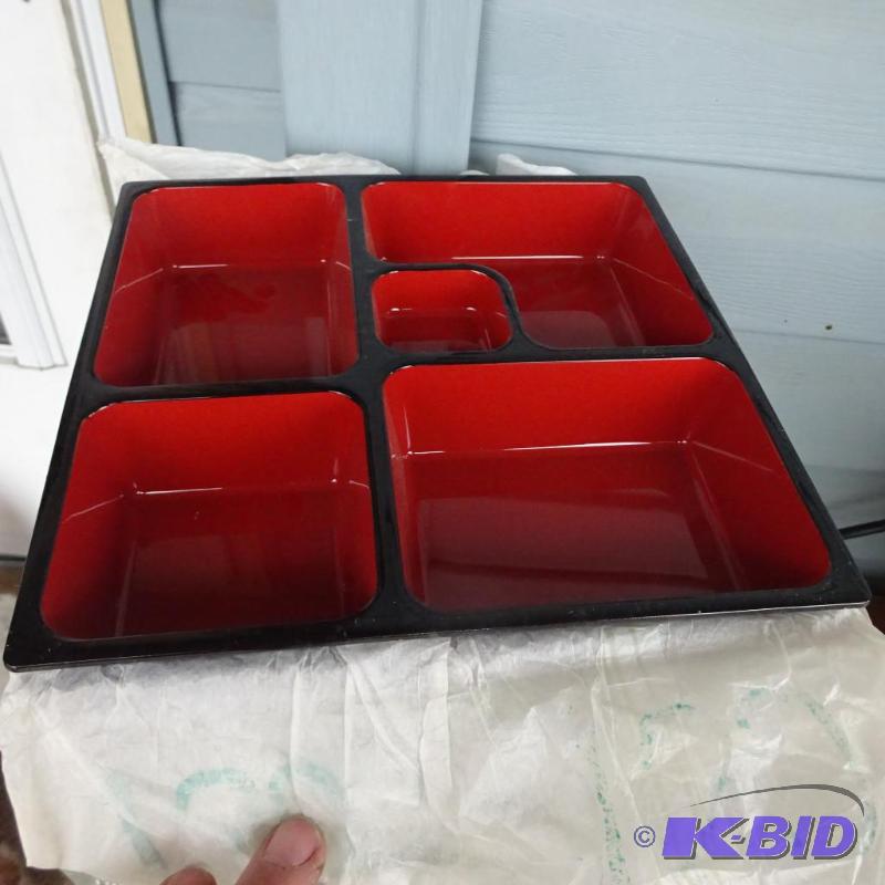 4 plastic hourderve trays. 9 x 9. New...