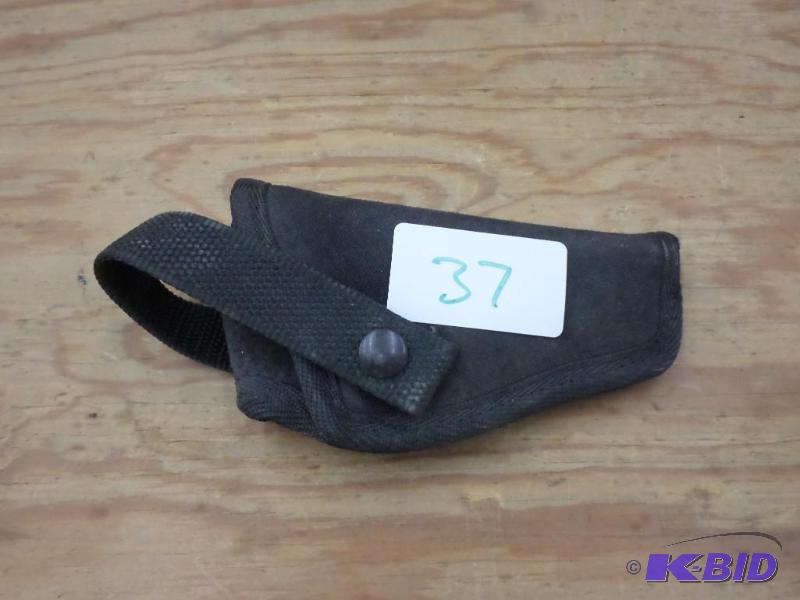 lot 37 image: Gould & Goodrich Size 86 Pistol Holster...