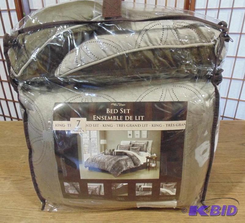 New Metro Jacquard 7pc Bed Set - King- MSRP $...