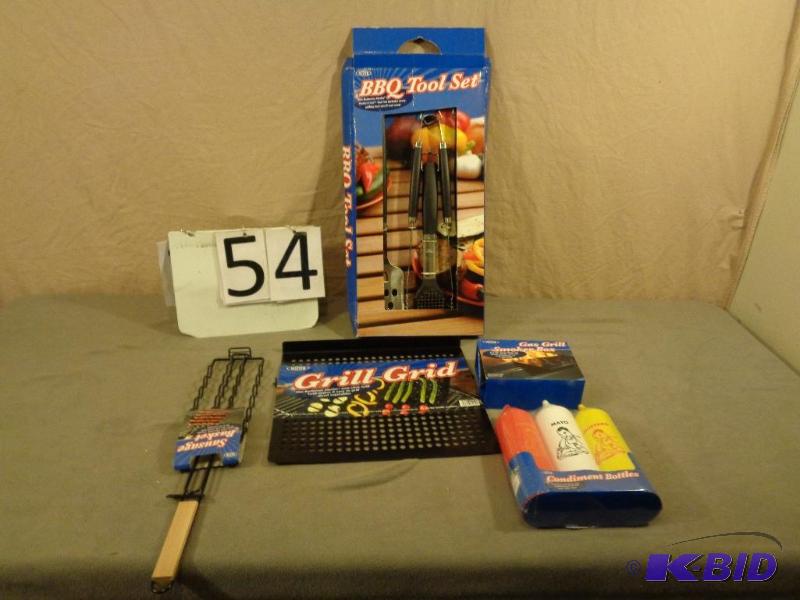 New Display Model Grill Accessories. Condimen...