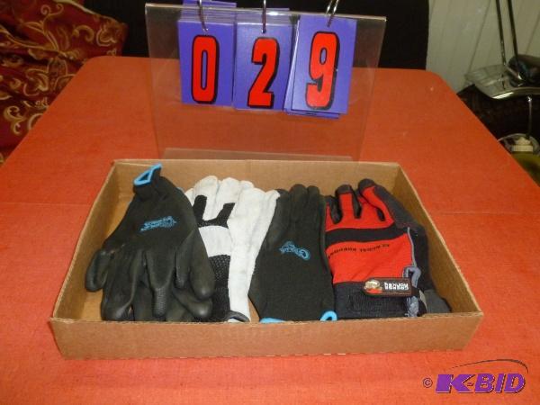 lot 29 image: Flat of medium size gloves as shown. Terms. I...