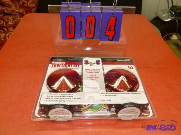 lot 4 image: 12 volt magnetic tow light kit. New int he pa...