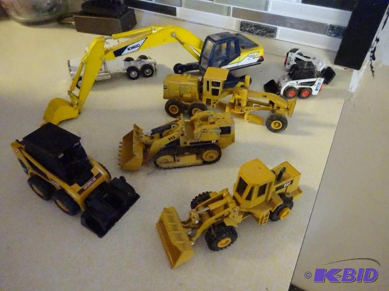 lot 100 image: Large lot of tractors