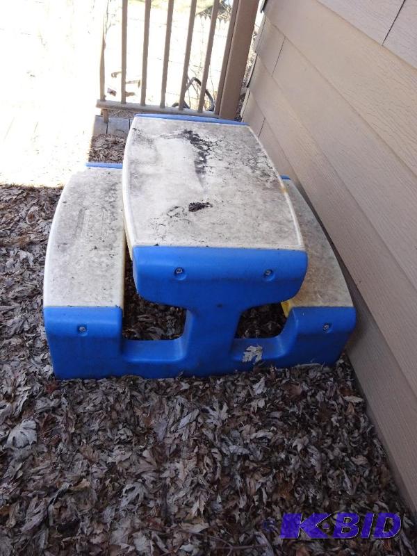 lot 19 image: Kids Picnic Table