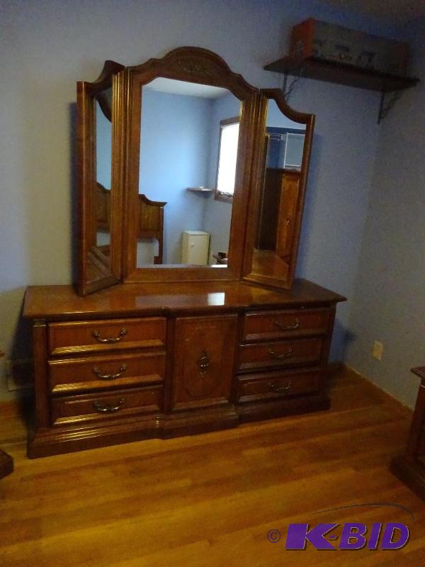 lot 2 image: 9 Drawer Dresser