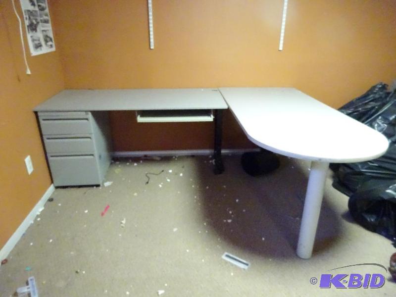 lot 47 image: Desk