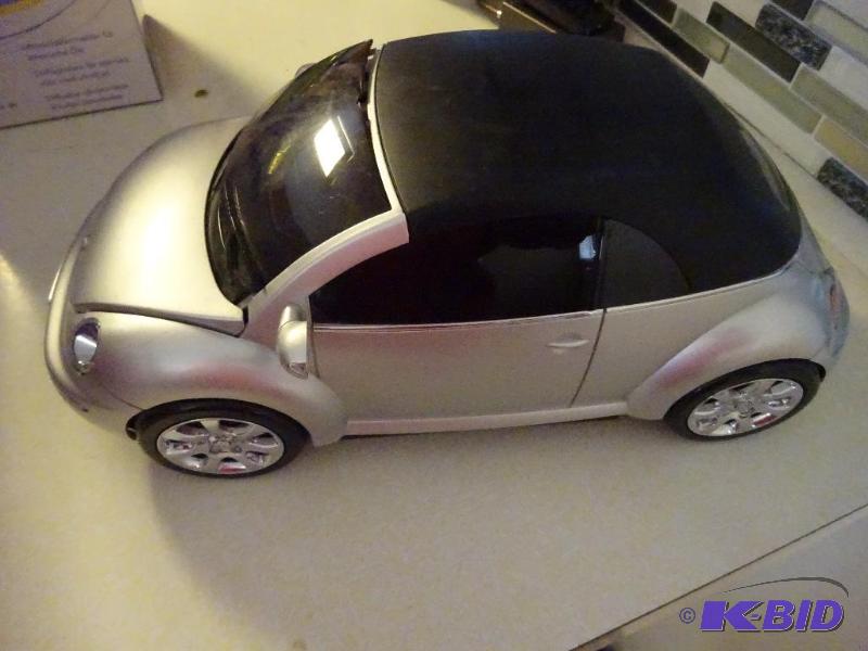 lot 83 image: VW Beetle Radio CD Player