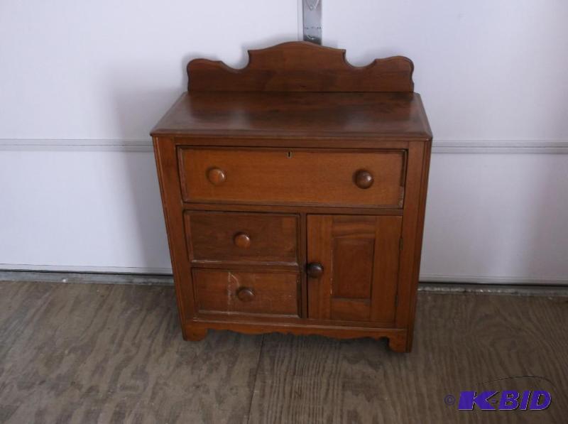 lot 39 image: Antique oak 3 drawer commode measuring 29 38...