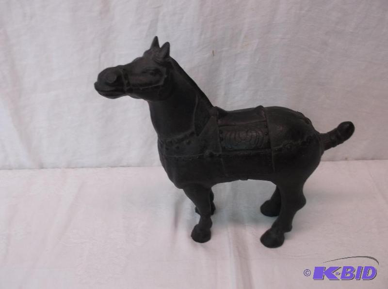 lot 42 image: Beautiful heavy cast iron horse measuring 9 1...