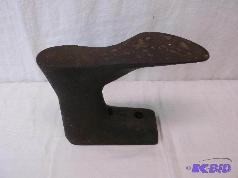 lot 43 image: Antique shoe cobblers #6 steel anvil very hea...