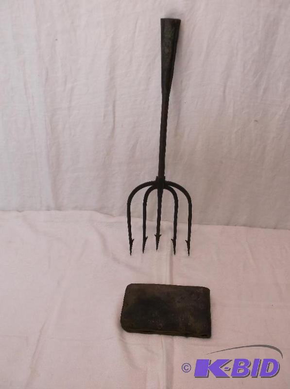 lot 45 image: Antique spear head with sheath measuring 18 1...